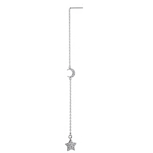Dettaglio di orecchini a cerchio con luna e stella in argento e cristalli micro-pave