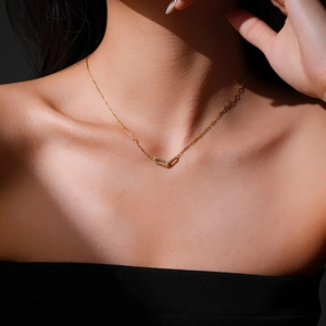 Collana in argento S925 dorato con anelli intrecciati e pietre di zircone scintillanti