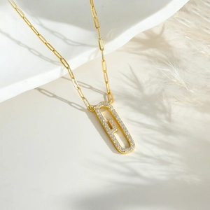 Goldene Büroklammer-Halskette mit einem mit Pavé-Diamanten besetzten Buchstaben G