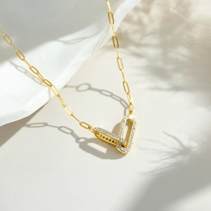 Collana in argento S925 dorato con rettangoli in zircone intrecciati e catena a graffetta