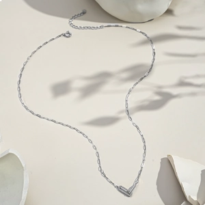 Dettaglio macro della collana in argento S925 con pendente rettangolare in pavé di diamanti