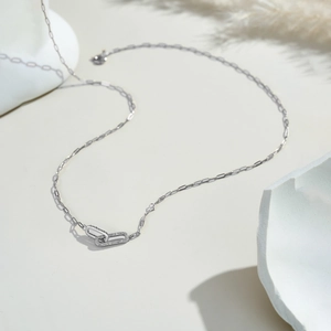 Elegante collana in argento sterling S925 con anelli intrecciati e pietre fini scintillanti