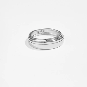 Minimalistischer Ring aus poliertem S925 Sterlingsilber mit zwei horizontalen Rillen