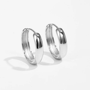 Minimalistische silberne geometrische Creolen mit polierter dicker Metalloberfläche