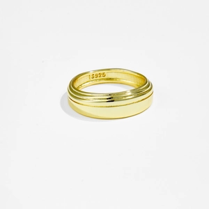 Makroaufnahme von Gold S925 Sterlingsilber Ring mit Innengravur und gerillter Textur