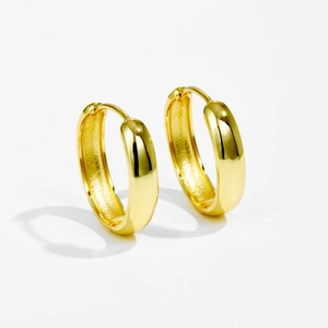 Detail von hochglanzpolierten goldenen Creolen mit glattem Spiegelglanz und Minimal-Design