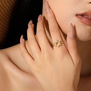 Eleganter vergoldeter Sternenring mit Zirkonia, getragen von einer Frau auf der Hand