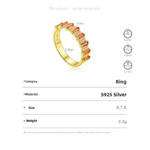 Vue détaillée d'une bague en argent S925 doré avec pierres orange et diamants pavés brillants