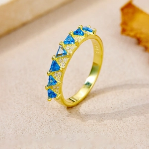 Détail de la bague en argent S925 doré avec zircons bleus triangulaires et diamants