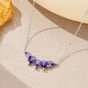 S925 Sterling Silber Halskette mit fünf lila Tropfensteinen an einer feinen silbernen Kette
