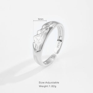 Detalle de anillo ajustable de plata de 6mm con sello S925 y textura orgánica