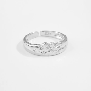 Anillo ajustable de plata S925 con textura de montaña y acabado minimalista