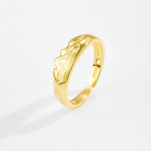 Primer plano detallado de anillo dorado ajustable con textura de montaña y sello S925