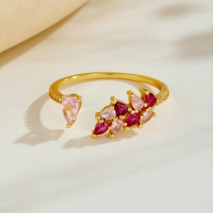 Anillo ajustable de plata S925 dorada con cristales rosas de talla pera elegante