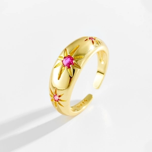 Gros plan du poinçon S925 et des zircons roses en étoile sur la bague ajustable