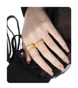 Dettaglio di anelli in argento S925 placcati oro con trama irregolare a gonna.