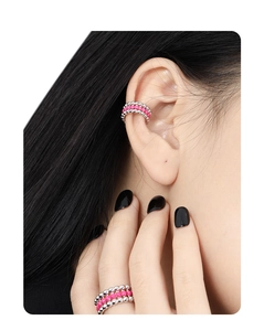 Dettaglio macro di earcuff e anello con perline in argento e smalto rosa su modella