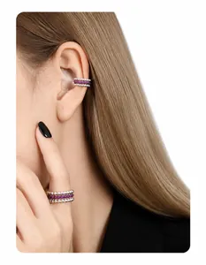 Esempio di indossabilità di ear cuff e anello multistrato in argento con perline viola