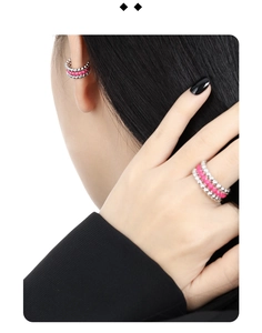 Dettaglio del set di anelli e orecchini a clip con perline argento e magenta
