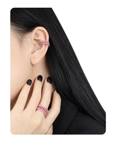 Dettaglio del polsino dell'orecchio e anello in argento S925 con perle rosa a tre file