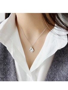 Detalle de collar en plata de ley S925 con colgante de textura de roca irregular