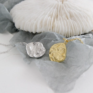 Collares de plata de ley S925 con textura de roca y acabados de colgante en oro y plata
