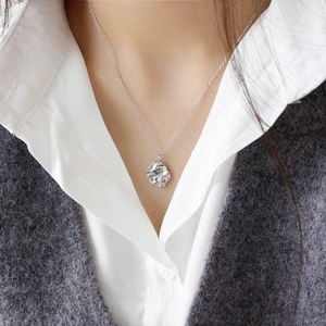 Collar con colgante redondo de textura de roca irregular en plata de ley S925 mujer