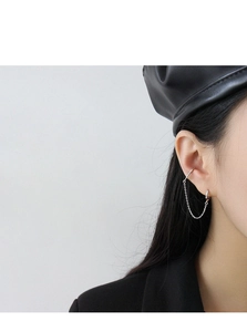 S925 Sterling Silber Ohrmanschette mit geometrischer Kette und Fransen am Model