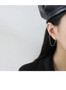 Nahaufnahme von S925 Sterling Silber Ketten-Ohrklemme am Model im minimalistischen Stil