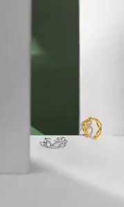 Detail von minimalistischen S925 Silber und Gold Ohrmanschetten im Ketten-Stil Design