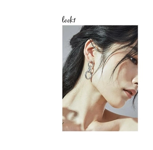 Nahaufnahme von S925 Sterling Silber Kettenohrringen an einem Model für einen modernen Look