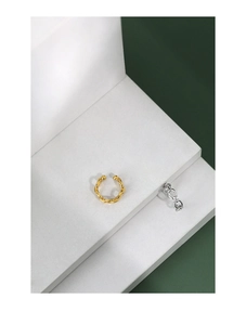 Detailansicht der gold- und silberfarbenen Earcuffs mit Kettenstruktur auf Display