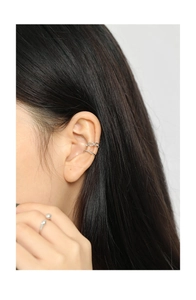 Detail von S925 Sterling Silber hohle Ohrmanschette und gedrehtem Seil-Ohrclip