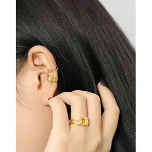 Minimalistisches Ohrmanschetten und Kettenring-Set in Gold mit Vintage-Hammerschlag