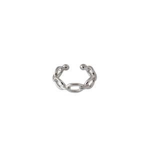 Minimalistische S925 Sterling Silber Ohrmanschette mit hohlem Ketten-Design auf weißem Grund