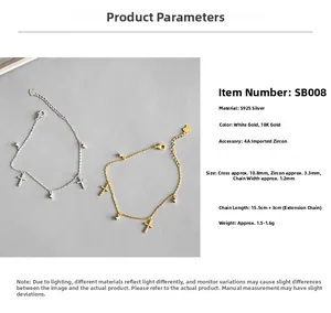 Dettaglio di bracciali a croce in argento S925 con zirconi nelle finiture oro e argento