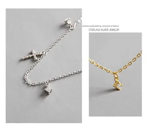 Dettaglio del bracciale a croce in argento sterling S925 con zircone in argento e oro