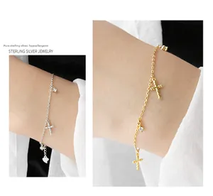 Dettaglio del bracciale a croce in argento sterling S925 con zirconi sul polso