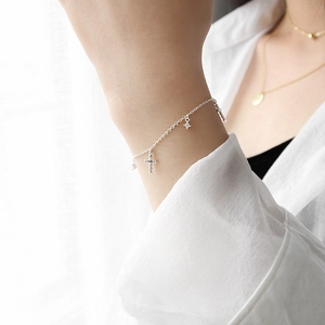 Elegante bracciale in argento sterling S925 con ciondoli a croce e zirconi scintillanti