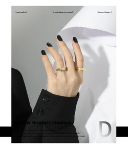 Nahaufnahme von Goldring mit Mondstein und minimalistischem breitem Band am Model