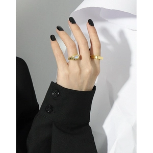 S925 Sterling Silber Gold Ringe Set mit schillerndem Mondstein an der Hand getragen