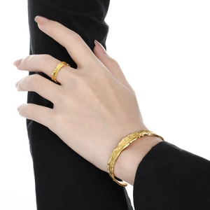 Set bracciale rigido e anello in argento S925 con texture irregolare dorata