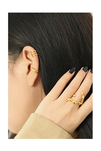 Detailansicht goldener Ohrmanschetten und eines unregelmäßigen Wellenrings am Model