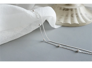 Détail d'une chevillère double épaisseur en argent sterling 925 avec perles polies