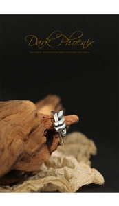 Makro-Detail des Vintage-Knotenrings auf strukturiertem Holz für eine ästhetische Anzeige