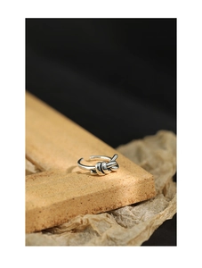 Nahaufnahme des S925 Sterlingsilber-Knotenrings mit einem Vintage-Seildesign