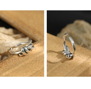 Detailansicht des S925 Sterlingsilber Knotens-Rings mit deutlicher Logo-Gravur im Inneren