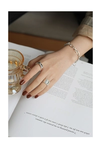 Makroaufnahme von Vintage-Silbersiegelring mit Porträtrelief und Kordeldesign am Finger