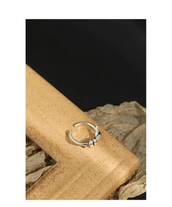 Makro-Detailansicht des S925 Silberknotenrings mit verstellbarem offenem Design