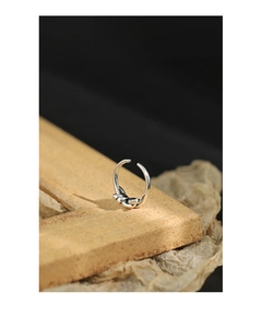 Nahaufnahme von S925 Sterlingsilber Knotenring mit Vintage-Finish auf Steinuntergrund